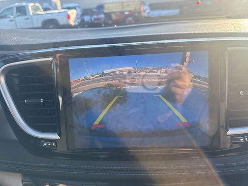 Used 2021 Chrysler Pacifica Touring-L image 22