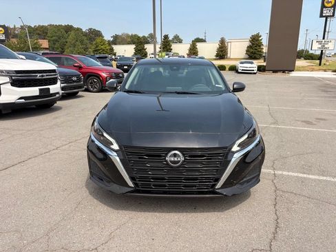 Used 2025 Nissan Altima 2.5 SV FWD image 2