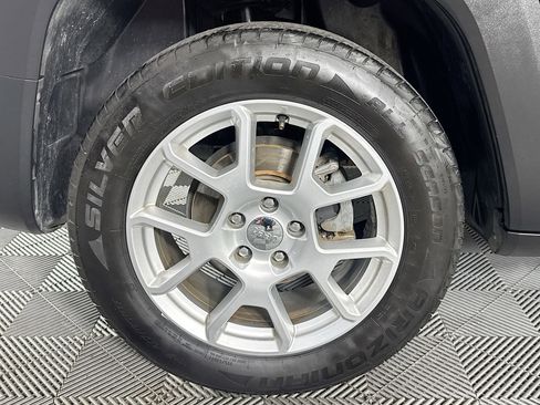 Used 2020 Jeep Renegade Latitude w/ Cold Weather Group image 32