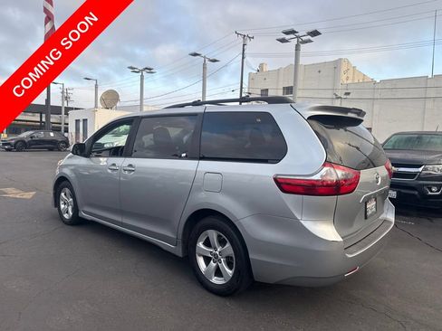 Used 2020 Toyota Sienna LE w/ Carpet Mat Package FWD image 7