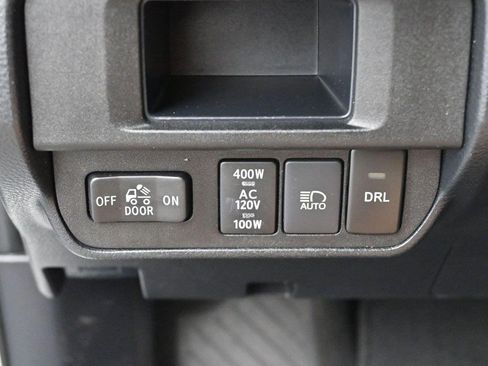 Used 2018 Toyota Tacoma TRD Off-Road AWD/4WD image 25