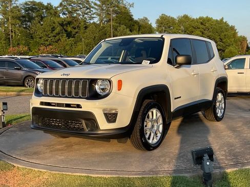 Used 2023 Jeep Renegade Latitude AWD/4WD image 3