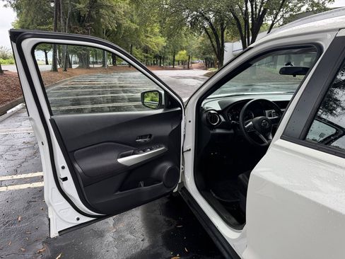 Used 2019 Nissan Kicks SV FWD image 9