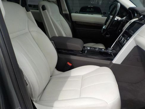 Used 2017 Land Rover Discovery HSE image 49