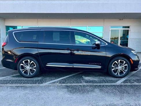 Used 2026 Chrysler Pacifica Pinnacle image 2