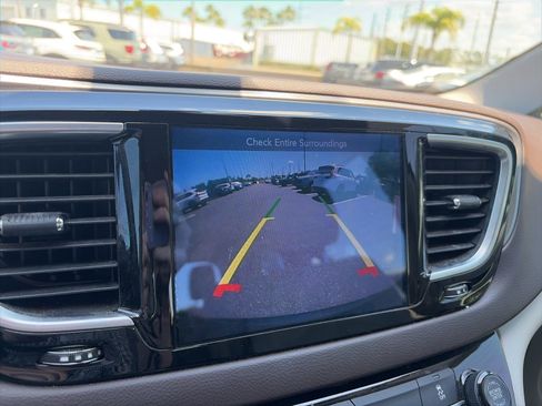 Used 2017 Chrysler Pacifica Touring-L Plus w/ Tire & Wheel Group FWD image 22