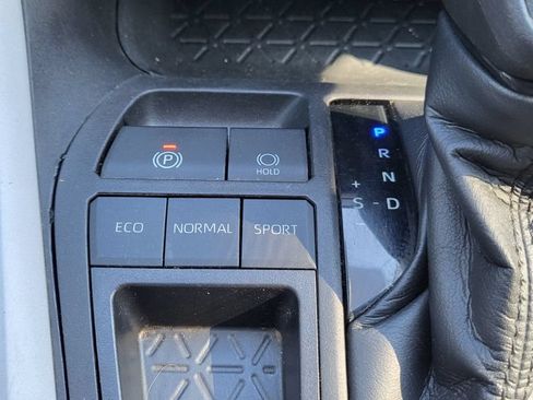 Used 2021 Toyota RAV4 XLE w/ Convenience Package FWD image 36