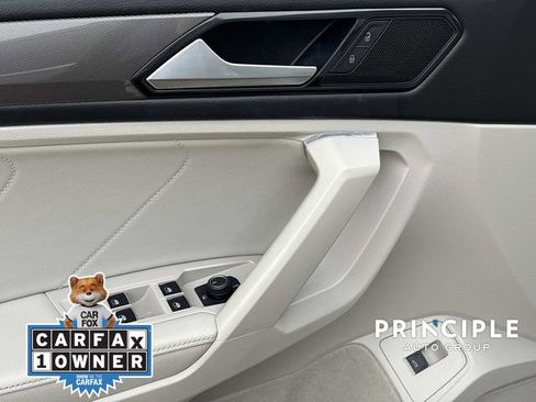 Used 2023 Volkswagen Tiguan SE w/ Panoramic Sunroof Package image 12