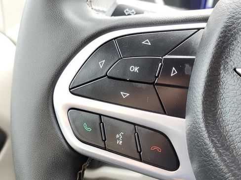 Used 2024 Chrysler Pacifica Limited FWD image 15