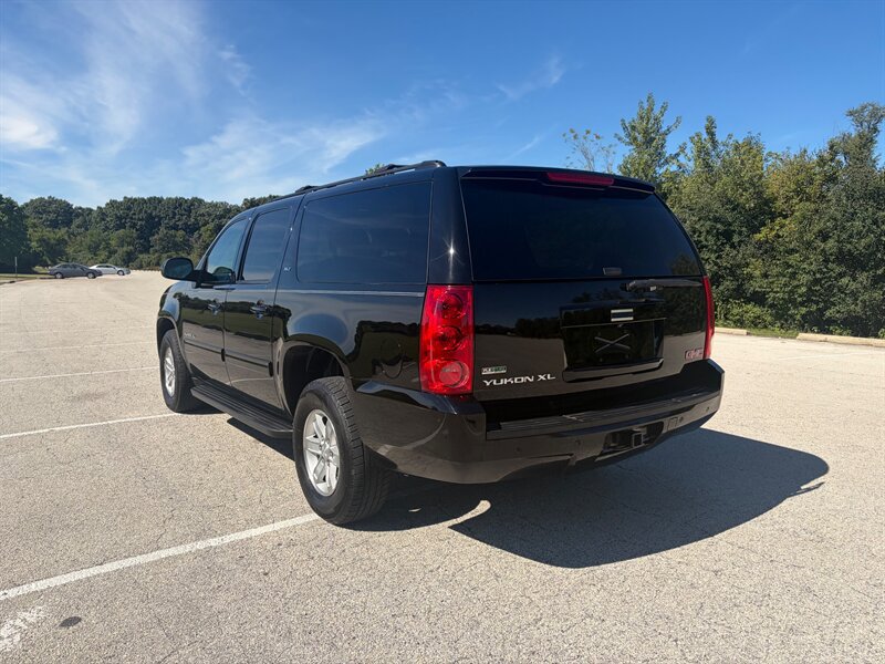 Used 2011 GMC Yukon XL SLT w/ SLT-2 Equipment Package AWD/4WD image 3