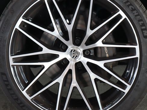 Certified 2022 Porsche Macan image 13