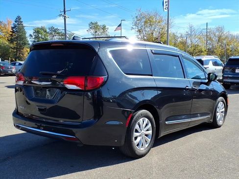 Used 2018 Chrysler Pacifica Touring-L image 4