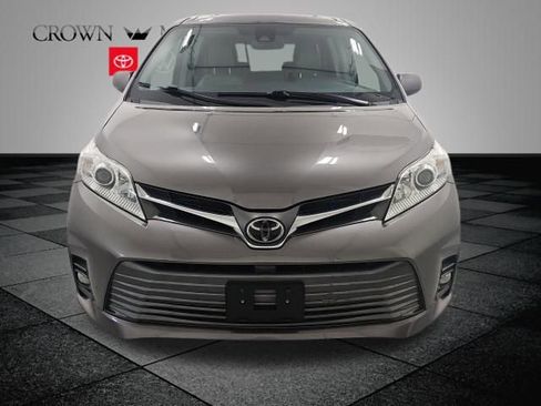 Used 2018 Toyota Sienna XLE image 2