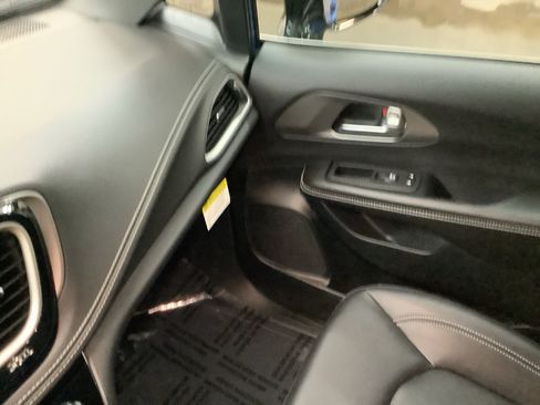 New 2027 Chrysler Pacifica Select FWD image 19