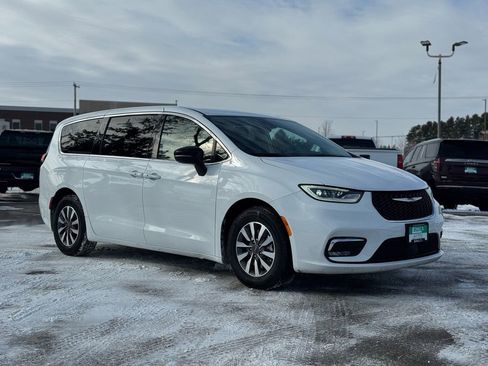 Used 2024 Chrysler Pacifica Select image 3