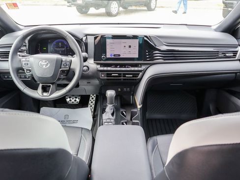 Used 2025 Toyota Camry SE FWD image 7
