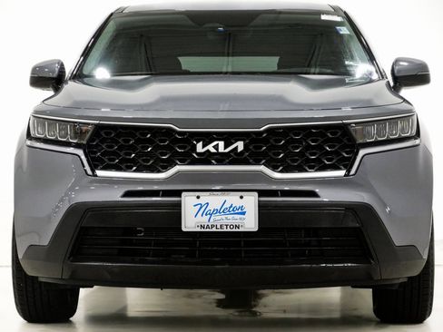 Used 2023 Kia Sorento LX image 2
