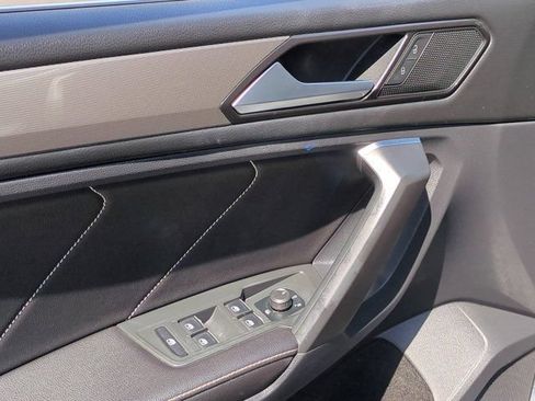 Used 2022 Volkswagen Tiguan SE w/ Panoramic Sunroof Package FWD image 15