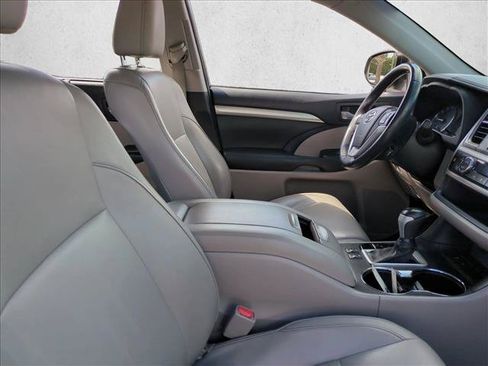 Used 2014 Toyota Highlander XLE FWD image 22