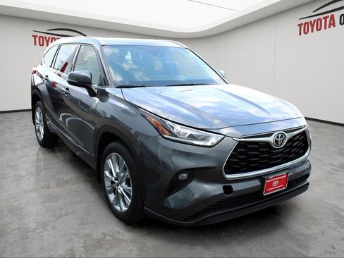 Used 2023 Toyota Highlander Limited image 5