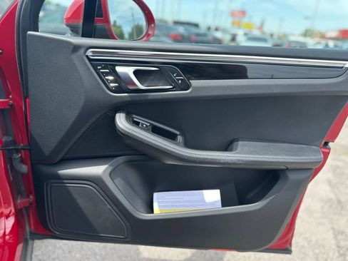 Used 2018 Porsche Macan AWD/4WD image 23
