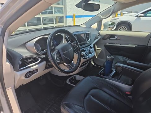 Used 2020 Chrysler Pacifica Touring-L FWD image 14