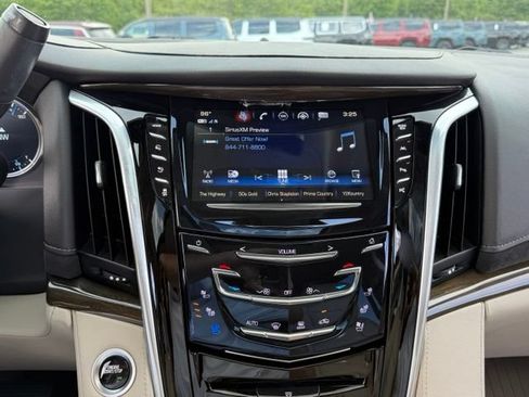 Used 2020 Cadillac Escalade Premium Luxury AWD/4WD image 19