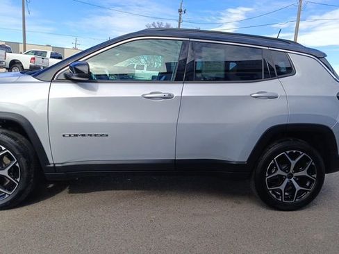 Used 2025 Jeep Compass Limited image 4