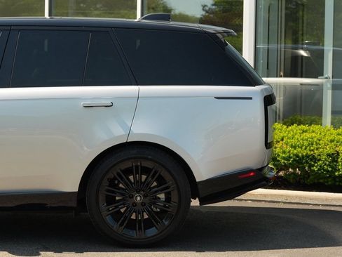 Used 2025 Land Rover Range Rover SE AWD/4WD image 12