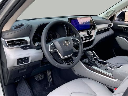 Certified 2025 Toyota Highlander Platinum AWD/4WD image 17
