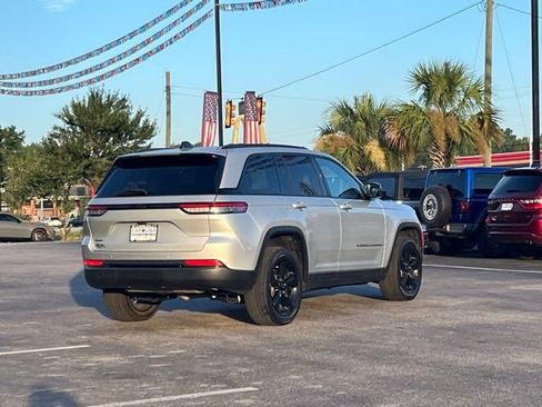 Used 2022 Jeep Grand Cherokee Altitude AWD/4WD image 3