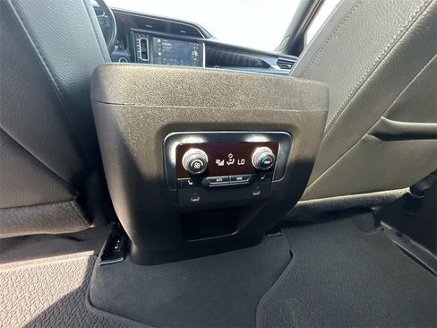 Used 2022 GMC Yukon XL Denali image 16