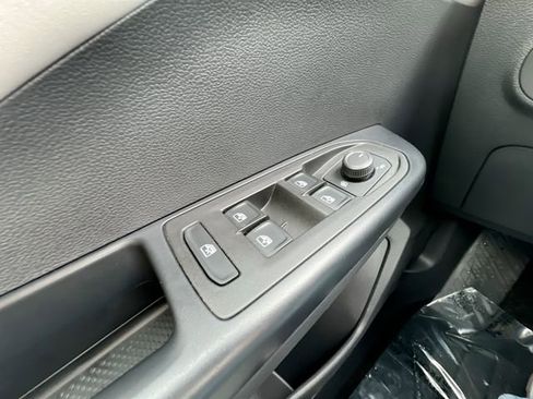 Used 2025 Volkswagen Taos SE image 13