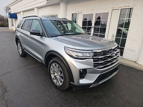 Used 2025 Ford Explorer Active w/ Active Comfort Package image 2