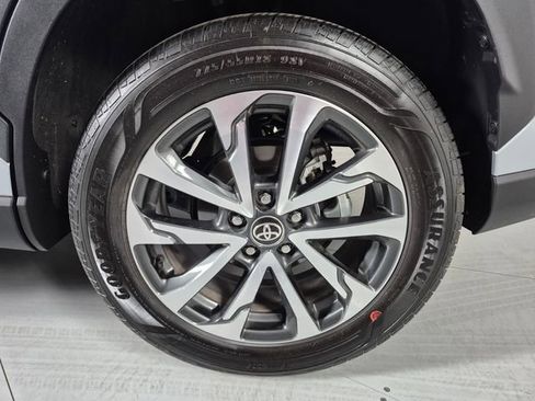 Certified 2025 Toyota Corolla Cross XLE FWD image 11
