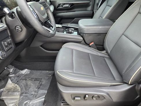 Used 2025 Chevrolet Suburban Premier RWD image 12