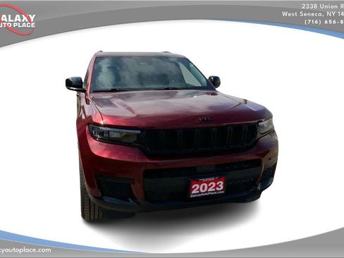 Used 2023 Jeep Grand Cherokee L Laredo image 3