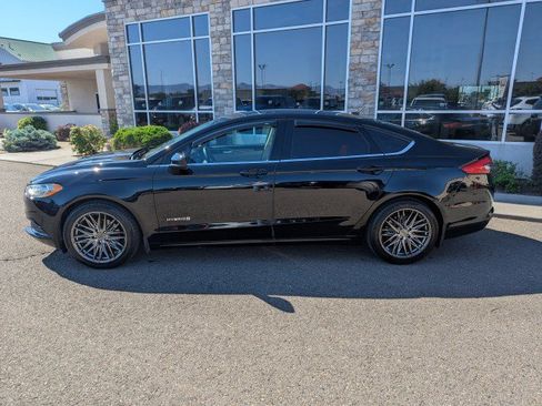 Used 2017 Ford Fusion SE FWD image 2