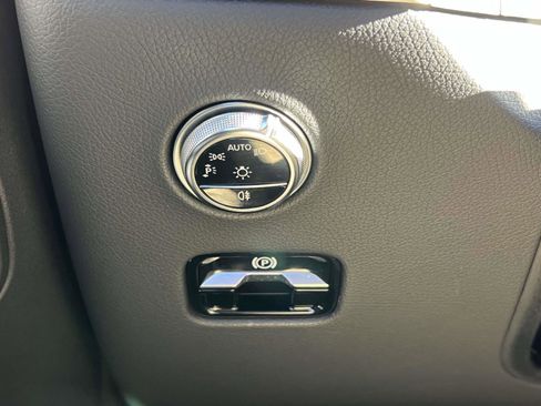 Used 2024 Mercedes-Benz GLC 300 4MATIC image 23