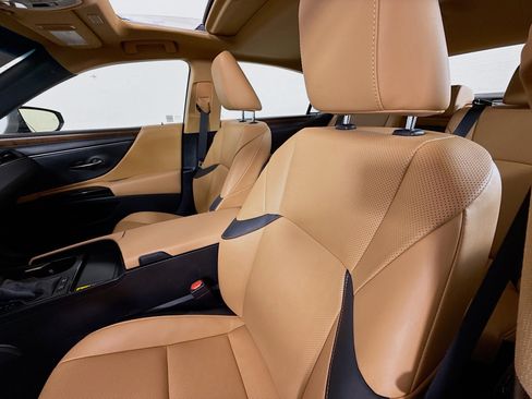 Used 2025 Lexus ES 300h w/ Premium Package image 11