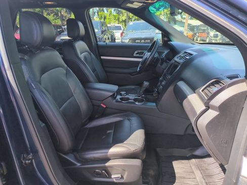 Used 2017 Ford Explorer XLT w/ Equipment Group 202A AWD/4WD image 16
