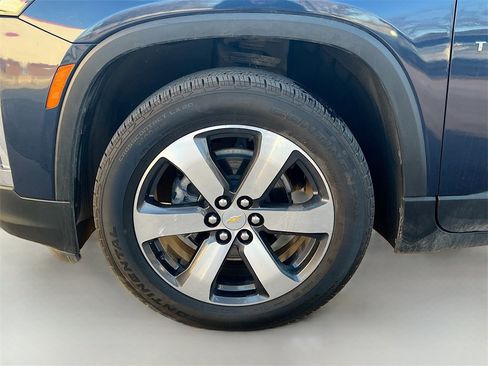 Used 2023 Chevrolet Traverse LT w/ LT Premium Package image 32