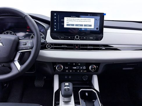 New 2026 Mitsubishi Outlander SE image 13