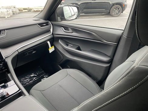 New 2025 Jeep Grand Cherokee L Laredo image 35