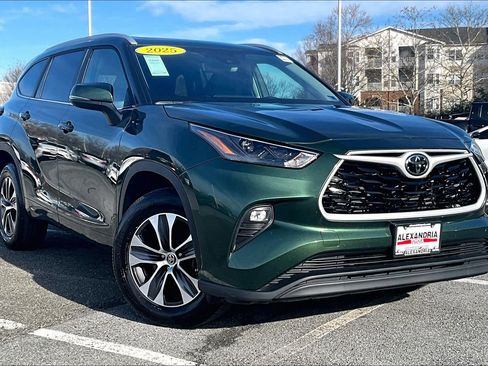 Used 2025 Toyota Highlander XLE image 2