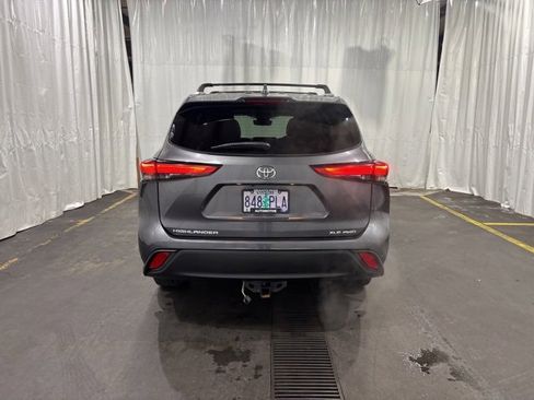 Used 2021 Toyota Highlander XLE image 4