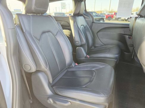 Used 2024 Chrysler Pacifica Limited image 17