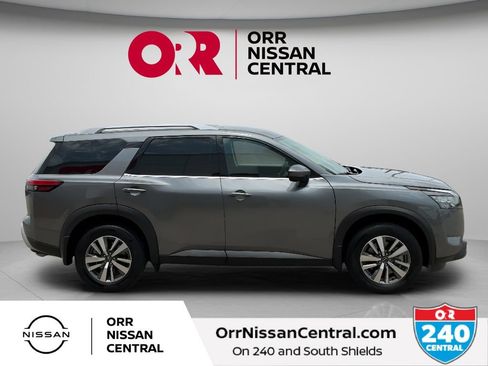 Used 2025 Nissan Pathfinder SL w/ Black Appearance Package FWD image 4