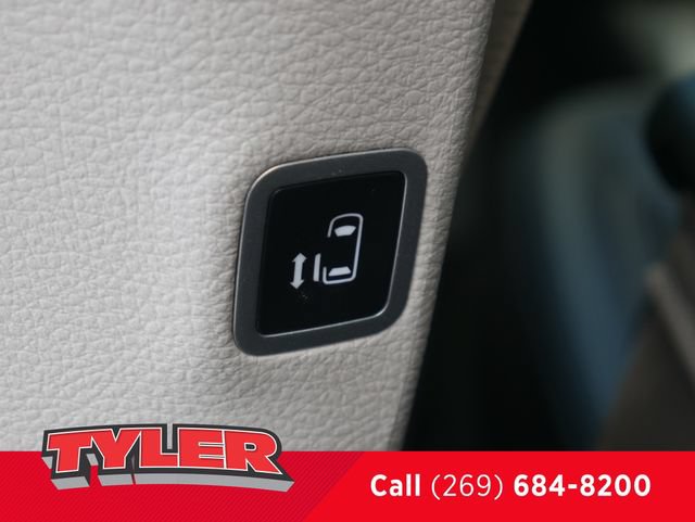 Used 2024 Chrysler Pacifica Limited FWD image 43