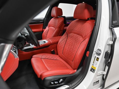 Used 2022 BMW ALPINA B7 xDrive w/ Luxury Rear Seating Package image 5